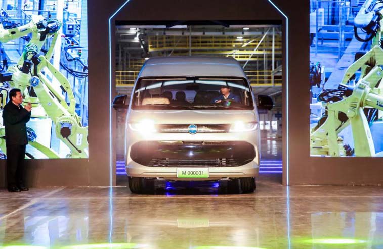 微卡+轻客，德力汽车工厂落成仪式上的两款新能源汽车