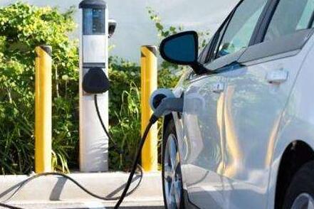 广州：新能源汽车同一停车设施充电首两小时内免收停车服务费