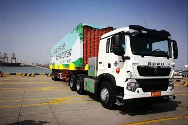中国重汽无人驾驶集卡投入天津港运营