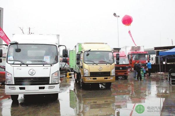 陕汽德仕推出全系列冷藏快递物流车